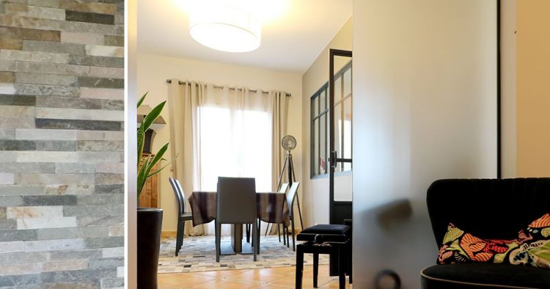 Embellissement d'une maison avec cuisine ouverte sur séjour par menuiserie style atelier, parements en marbre et suspensions en cuivre - Julie Béringué Architecte d'intérieur à Toulouse
