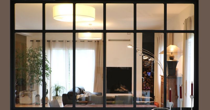 Embellissement d'une maison avec cuisine ouverte sur séjour par verrière menuiserie style atelier et cheminée type insert contemporain - Julie Béringué Architecte d'intérieur à Toulouse