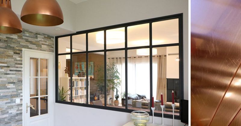 Embellissement d'une maison avec cuisine ouverte sur séjour par verrière menuiserie style atelier, parements en marbre et suspensions en cuivre - Julie Béringué Architecte d'intérieur à Toulouse